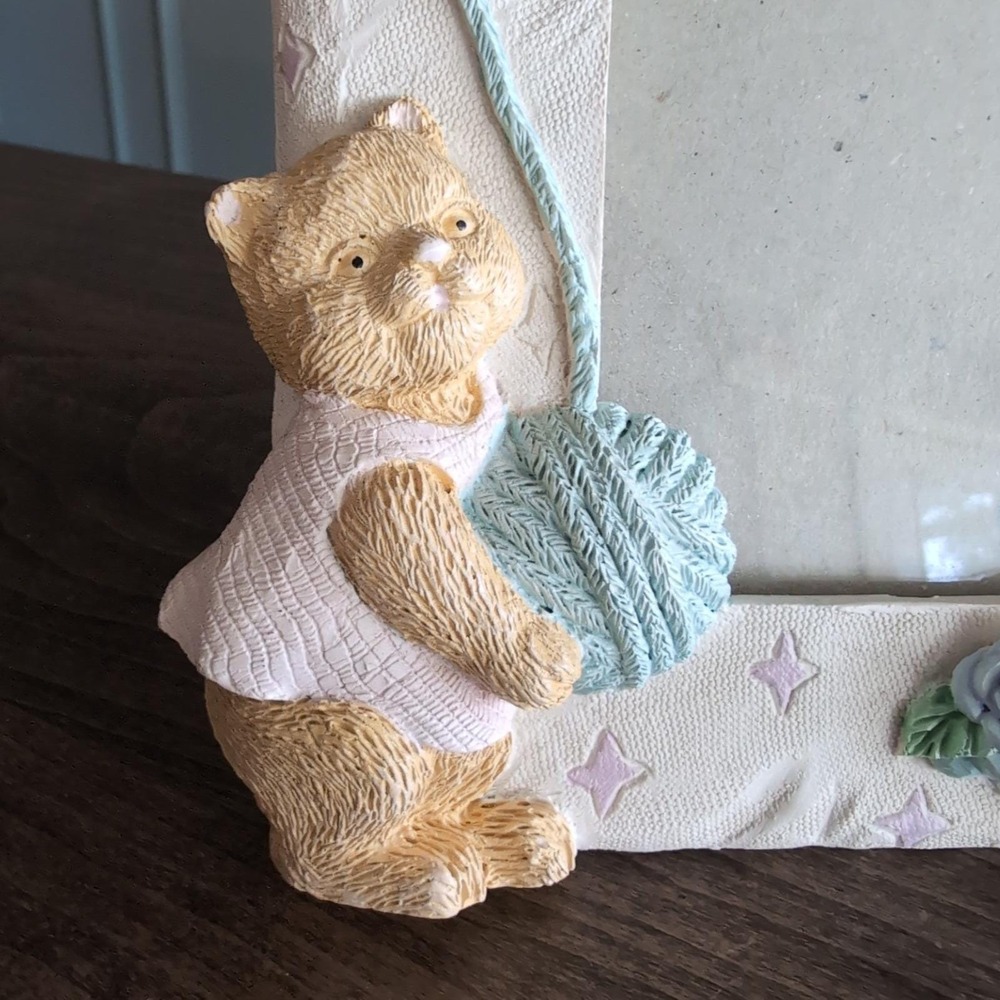 Kitten Yarn Picture Frame Cream 3D Sculpted Resin Pastel Kitty Crochet Knit Cat - Picture 2 of 8